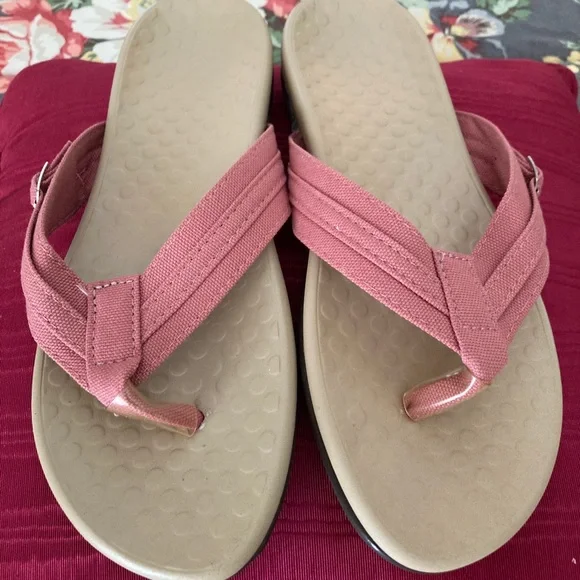 SALE $20 Unbranded dusty pink Sz. 8 1/2, thongs, like new condition $35 - Picture 1 of 4